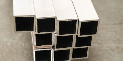 Die Aluminumrohlinge liegen zur Weiterverarbeitung bereit.