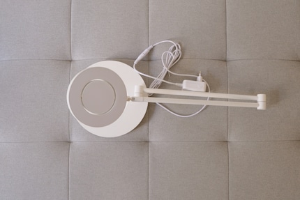 Deze bureaulamp met WiFi-verbinding weegt bijna 5 kilo en is bijna helemaal van metaal.