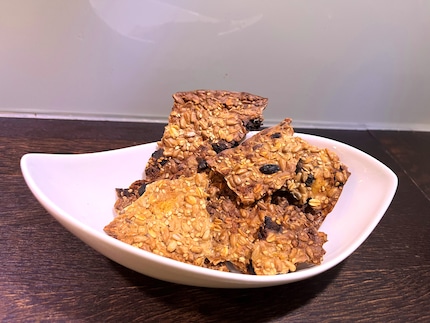 Onverslaanbaar als gezond tussendoortje: knäckebröd crackers in een licht aangepaste vorm met gedroogd fruit.