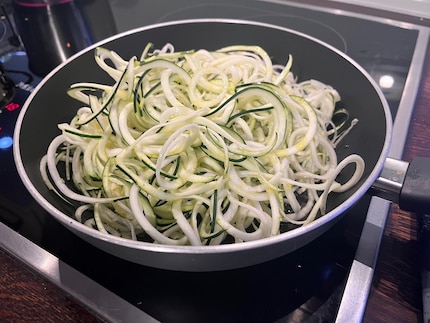 Een grote courgette is genoeg voor drie porties spaghetti. Groentennoedels maak je in een handomdraai met een spiraliser. Kort bakken in olie en klaar is kees.