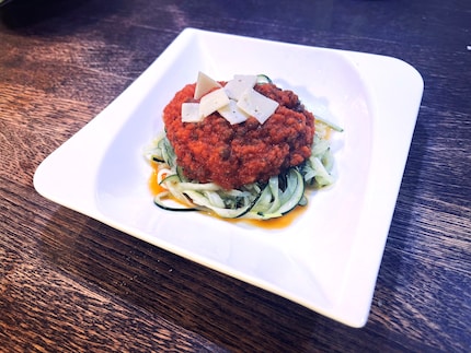 Zucchini spaghetti met linzenbolognese: gezond, lekker en vullend.