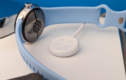Het oplaaddock heeft vier pinnen en kan de eerste Pixel Watch niet opladen.
