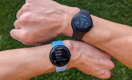 De eerste Pixel Watch (rechts) meet de hartslag niet altijd nauwkeurig. De Fitbit app is ook beter op de Pixel Watch 2.
