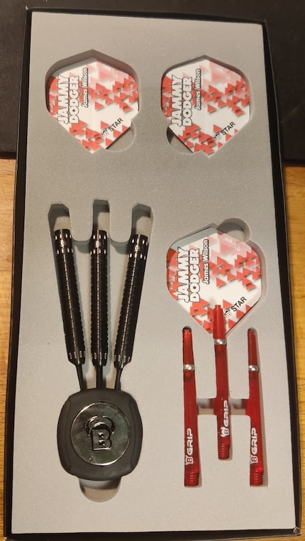 Naast de barrels, shafts en flights wordt er ook een Bull's Pinpointer meegeleverd in een klein doosje. 