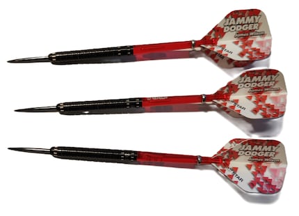 De barrels van de «Bull's James Wilson Black Edition Steeldarts» zien er vrij eenvoudig uit. Ik vind de zilveren accenten mooi, evenals het gegraveerde Bull's logo en de handtekening van de speler.