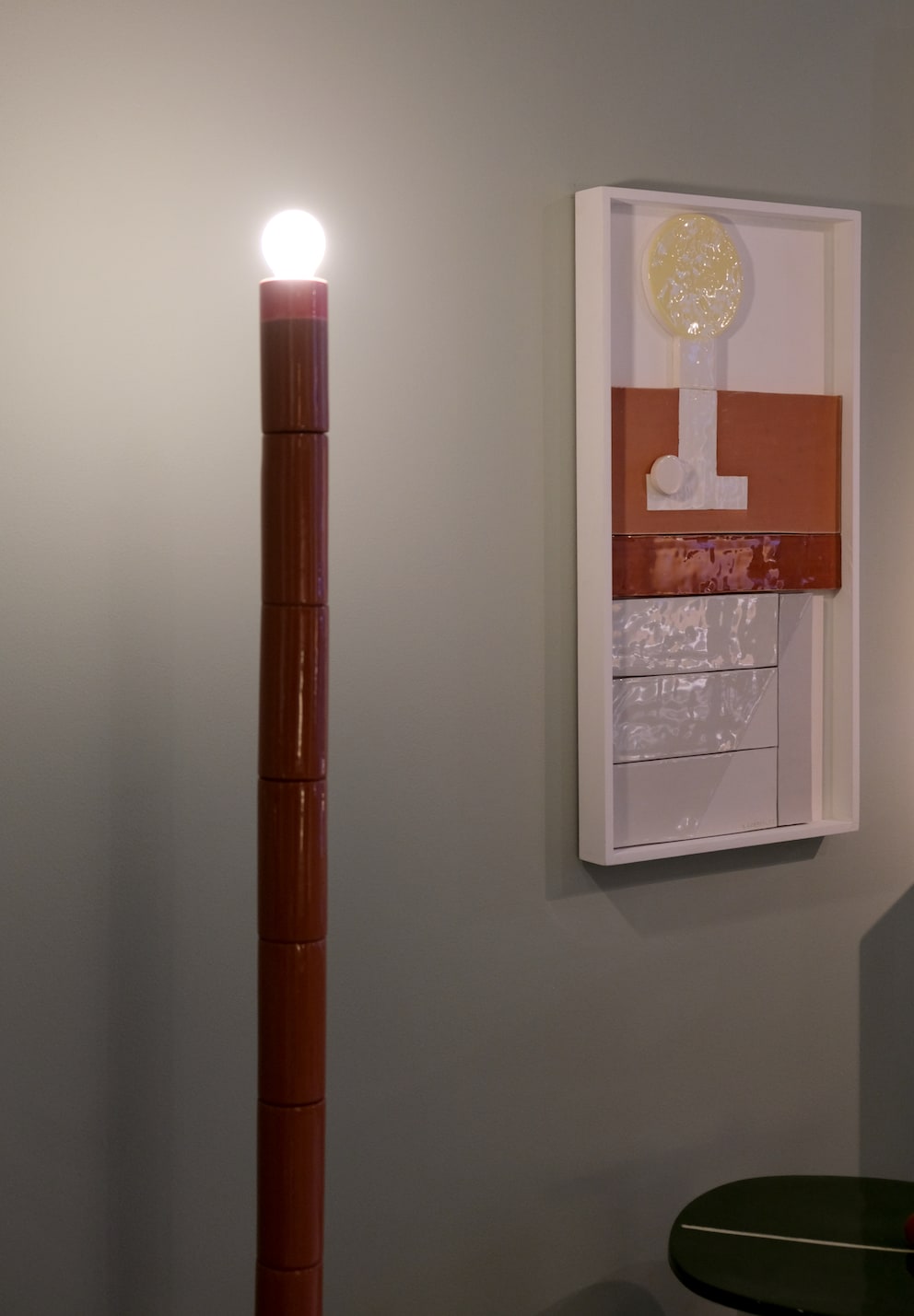 De vloerlamp «Lampadaire» van Stéven Coëffic bestaat uit tegelmodules.