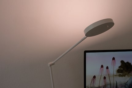 Op een bureau of ladekast heeft de « Sun@Home Office Light» een sobere uitstraling en licht harmonieus op.