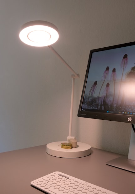 De lamp heeft twee lichtringen en is in hoogte verstelbaar.