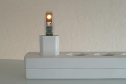 De Sensirion aangesloten op een stekkerdoos. Je hebt een USB-A adapter nodig als je hem niet op je notebook aansluit.