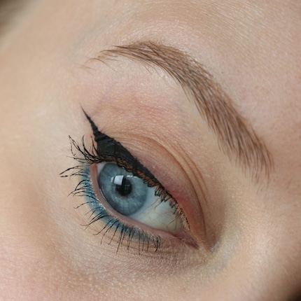 ... then apply mascara to the eyelashes. In doing so, the colour takes a back seat.