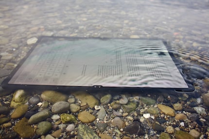 Der Waschgang scheint dem Tablet nichts auszumachen. Selbst das Display leuchtet weiter.