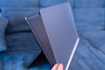 Die dicke, mattierte Folie lässt sich magnetisch am Tablet befestigen.