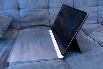 Die Folie fürs Zeichnen lässt sich auch herunterklappen, wenn ich das Tablet mit den Fingern bedienen will.