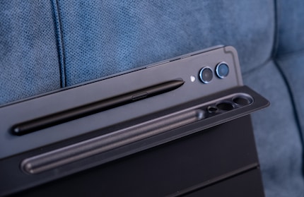 Der S-Pen lässt sich praktischerweise hinten am Tablet magnetisch befestigen und lädt auch gleich dort.