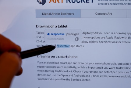 Mit Stift und Google Übersetzer kannst du dir auch schnell ein Wort übersetzen lassen.