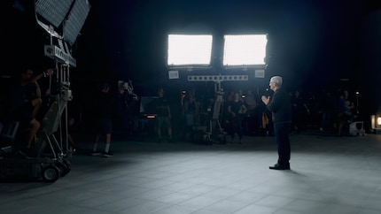 The set looks like that of a Hollywood movie. An entire crew ensures optimal conditions for the iPhone.