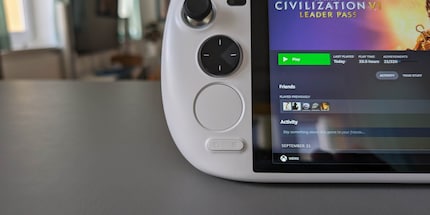 Naast het Steam Deck is de Ayaneo KUN een van de enige handhelds met trackpads.