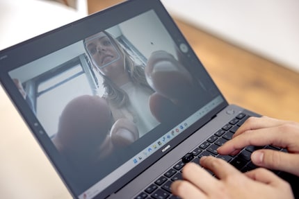 Monsterwürmer bei der Arbeit; du solltest während eines Videocalls nicht tippen. Das könnte andere sehr erschrecken.