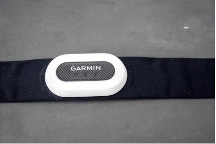 De HRM-Pro Plus hartslagmeter van Garmin: eerst het witte manchet losmaken, dan het klepje linksom draaien en tot slot de batterij vervangen. Klaar.
