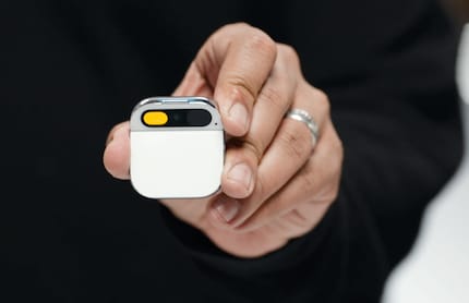 Der Badge kann Fremdsprachen automatisch erkennen und übersetzen.