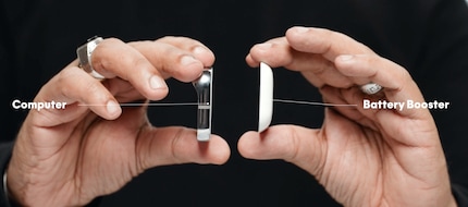 Der AI Pin mit dem zusätzlichen Akku, der «All Day Battery Life» liefern soll.