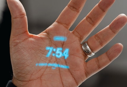 Die Handfläche dient als Leinwand für den Laserprojektor.