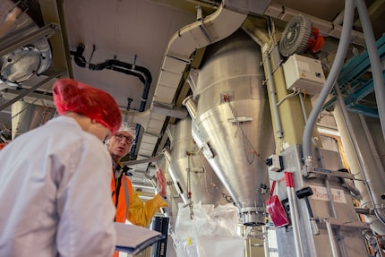 De pijpen voeren meer ingrediënten naar de Aromat tank.