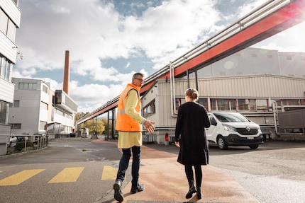 Daniel Lötscher leidt me over het terrein van Knorr naar het productiegebouw.