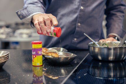 Josef Tschigg brengt de spinazie en knoflookbrood op smaak met chili en knoflook Aromat...