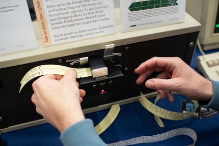 De geperforeerde strook wordt in de lezer geklemd.