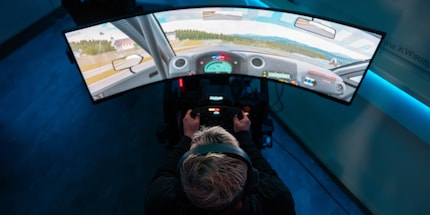 De gebogen monitor met 2x UHD resolutie laat me virtueel plaatsnemen in de auto...