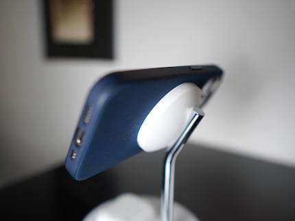 Eén voordeel van Qi2 is de gestandaardiseerde magnetische bevestiging.