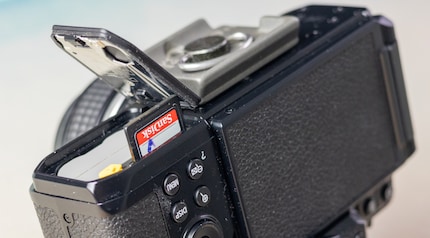 Card compartment aan de onderkant: kaarten verwisselen is nog net mogelijk met de plaat van mijn Manfrotto statief.