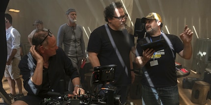 Van links naar rechts: director of photography Barry Baz Idoine, «The Mandalorian» showrunner Jon Favreau en Dave Filoni.