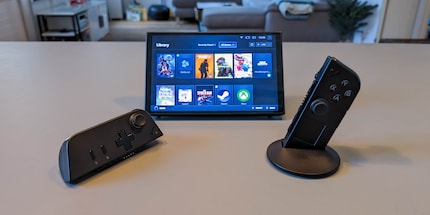 The controllers can be removed like on a Switch.