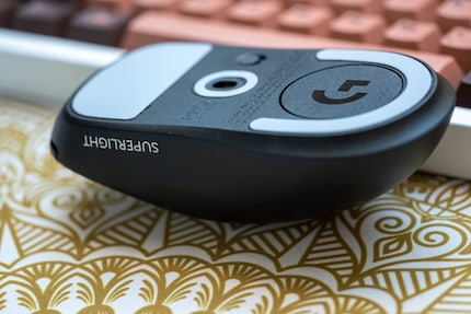 De dongle voor de draadloze verbinding kan worden opgeborgen onder het ronde klepje.