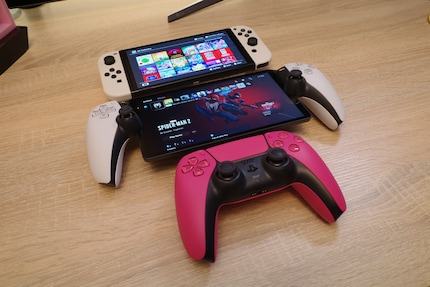 De Playstation Portal vergeleken met een Dualsense controller en de Switch.