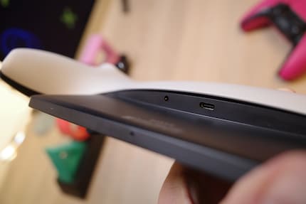 De USB-C poort en hoofdtelefoonaansluiting zijn goed verborgen.