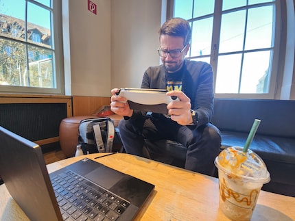 Met een 5G hotspot werkt streamen in het café redelijk goed.