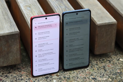 De Moto G54 (rechts) is moeilijker te ontcijferen voor nieuwsgierige buren.
