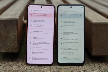 De Moto G84 (links) heeft het helderdere scherm. De kleuring komt doordat Motorola de menu's heeft aangepast aan de kleuren op de achterkant.