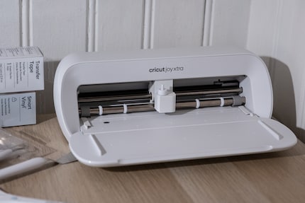 Der Cricut Joy Xtra passt gut in eine Ecke.