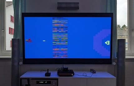 auf 16:9 umgestellt werden. Dabei wird das Bild zwar verzogen, das stört bei der einfachen Grafik aber nicht sonderlich.