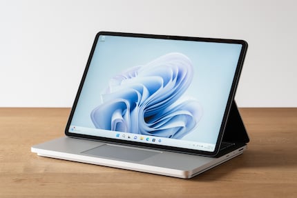 Ik vind het ontwerp van de Surface Laptop Studio 2 erg mooi. Door het slimme vouwmechanisme kan hij worden omgevormd tot een tablet. In deze configuratie kan het scherm magnetisch over het touchpad worden geplaatst.