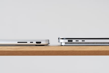 De MacBook (links) is maar liefst 6 millimeter dunner dan de Surface en heeft rondere buitenranden.
