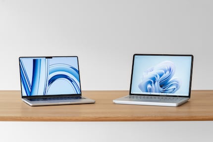 Het beeldscherm van de MacBook is duidelijk superieur aan dat van de Surface. Maar in tegenstelling tot Microsoft installeert Apple geen FaceID-sensoren.