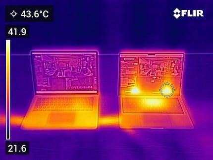 De behuizing van de MacBook Pro (rechts) wordt ook warm onder volledige belasting. In tegenstelling tot de Surface zitten de hotspots meestal aan de achterkant.