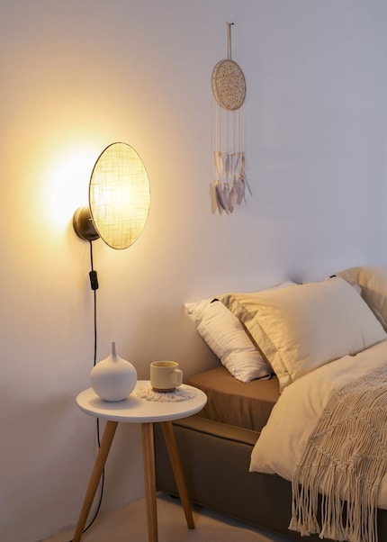 In plaats van de kamer in te schijnen, schijnt de «Boho Dream» lamp op de muur.