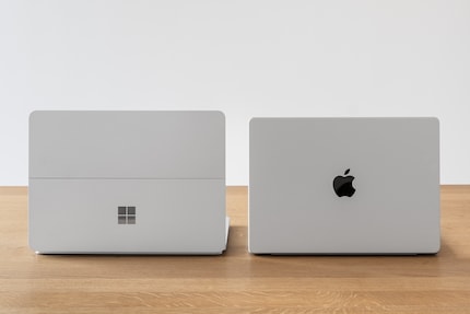 Afhankelijk van de toepassing houdt de Microsoft laptop het qua prestaties bij - maar zet veel meer stroom om in afvalwarmte. Afgezien van een netsnoer is de MacBook een klasse apart.