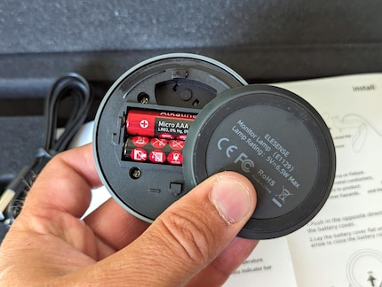 De draadloze afstandsbediening met twee AAA-batterijen.